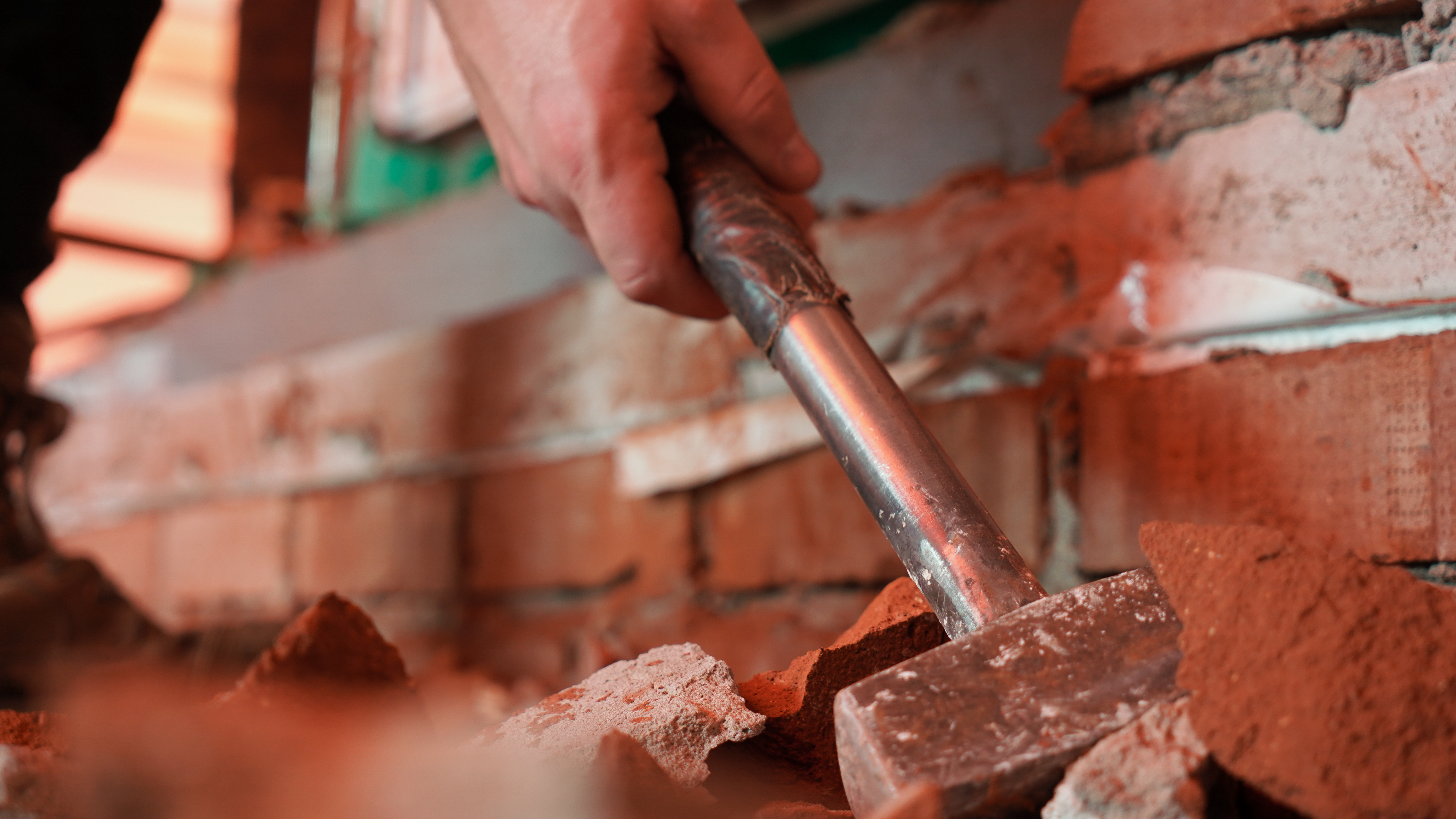 Man met hammer